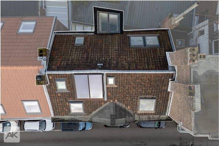 Single-family house with 5 bedrooms and 2 studios.