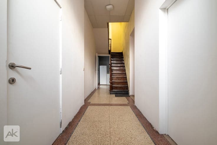 Single-family house with 5 bedrooms and 2 studios.
