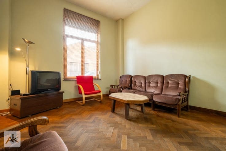 Single-family house with 5 bedrooms and 2 studios.