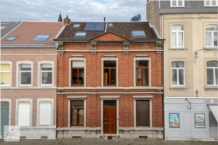 Single-family house with 5 bedrooms and 2 studios.