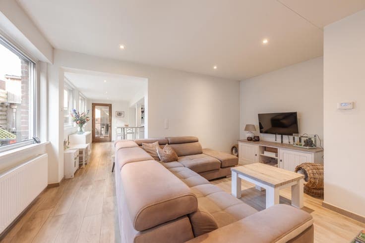 GERENOVEERDE LEUKE RIJWONING MET 3 SLAAPKAMERS EN PRAKTIJ...