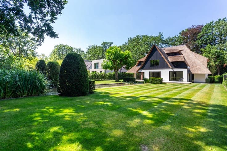 Exceptional villa with spacious garden in prime location