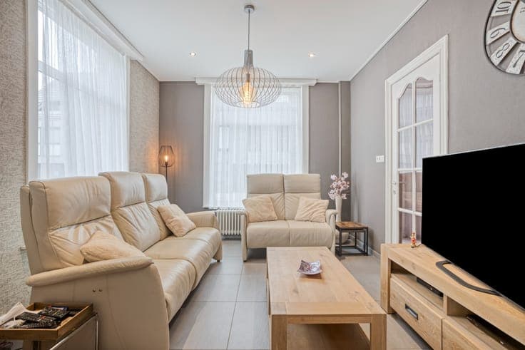 Ruime halfopen woning met 4 slaapkamers, garage, 24 zonne...