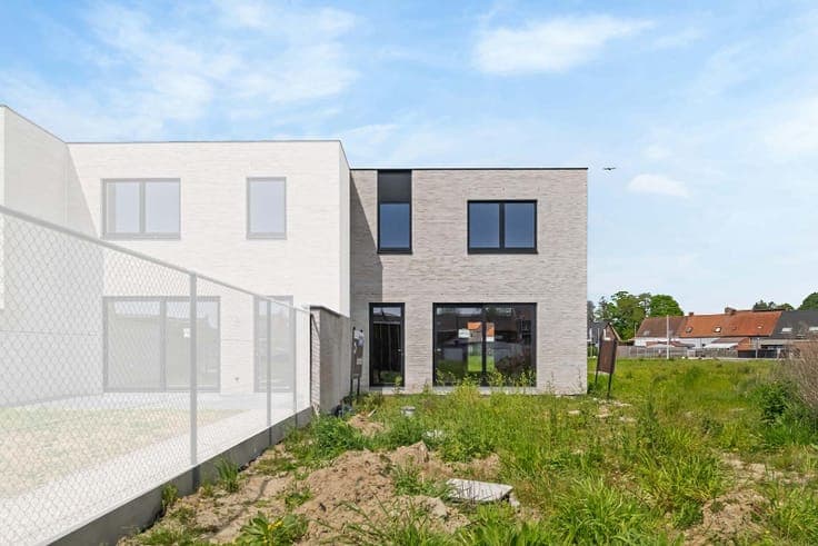 Halfopen woning met zuidwest gerichte tuin