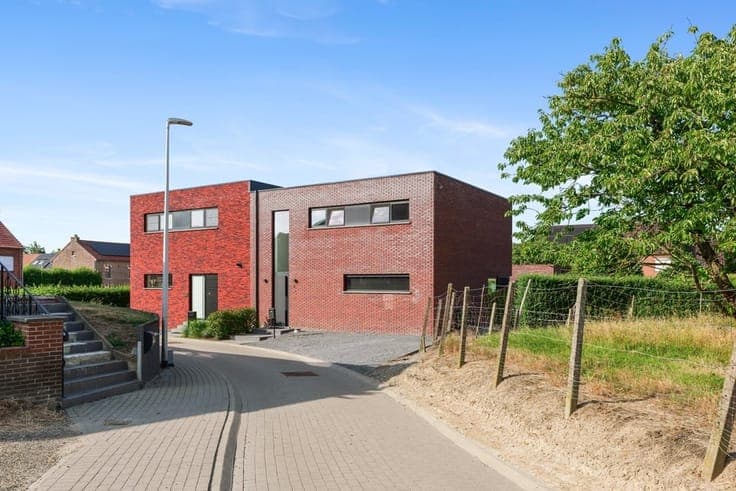 INSTAPKLARE HALFOPEN BEBOUWING MET 3 SLAAPKAMERS EN RUIME...