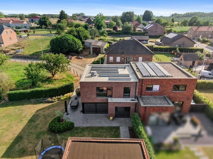 INSTAPKLARE HALFOPEN BEBOUWING MET 3 SLAAPKAMERS EN RUIME...