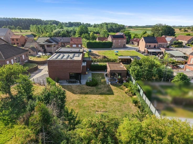 INSTAPKLARE HALFOPEN BEBOUWING MET 3 SLAAPKAMERS EN RUIME...