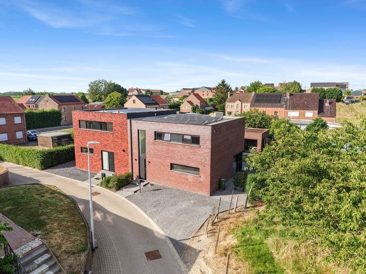 INSTAPKLARE HALFOPEN BEBOUWING MET 3 SLAAPKAMERS EN RUIME...