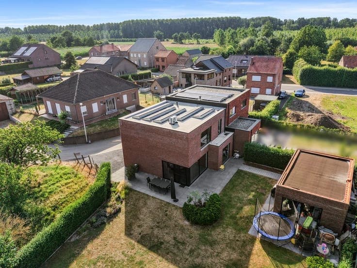 INSTAPKLARE HALFOPEN BEBOUWING MET 3 SLAAPKAMERS EN RUIME...