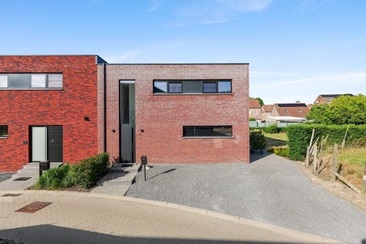 INSTAPKLARE HALFOPEN BEBOUWING MET 3 SLAAPKAMERS EN RUIME...