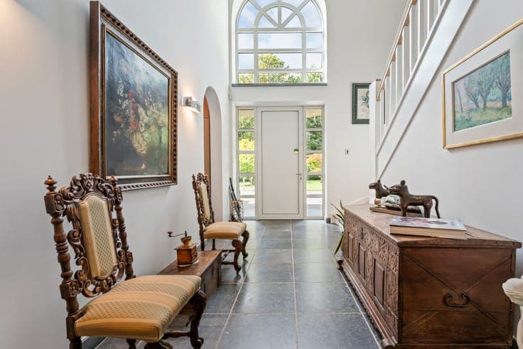 Exclusive villa with pool in prime location