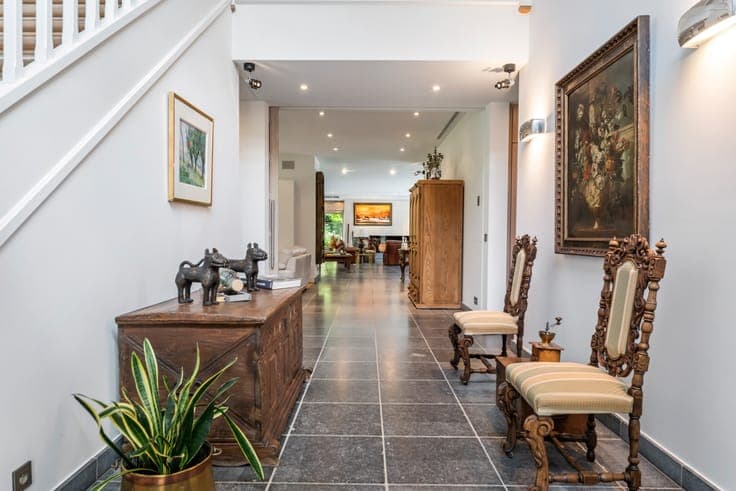 Exclusive villa with pool in prime location