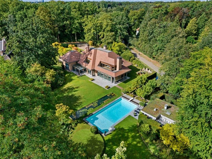 Exclusive villa with pool in prime location