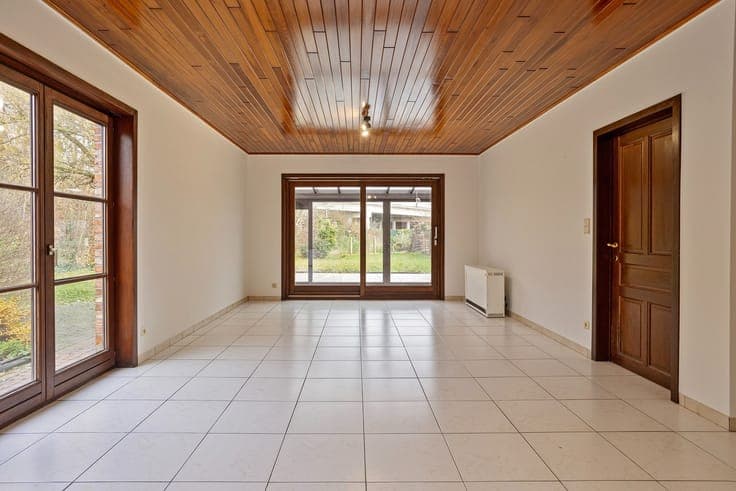Ruime halfopen gezinswoning met 4 slaapkamers, garage en ...