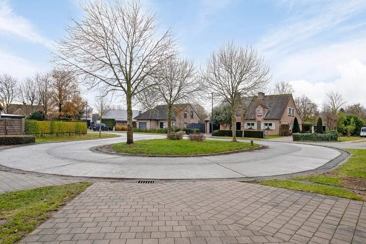 Ruime halfopen gezinswoning met 4 slaapkamers, garage en ...