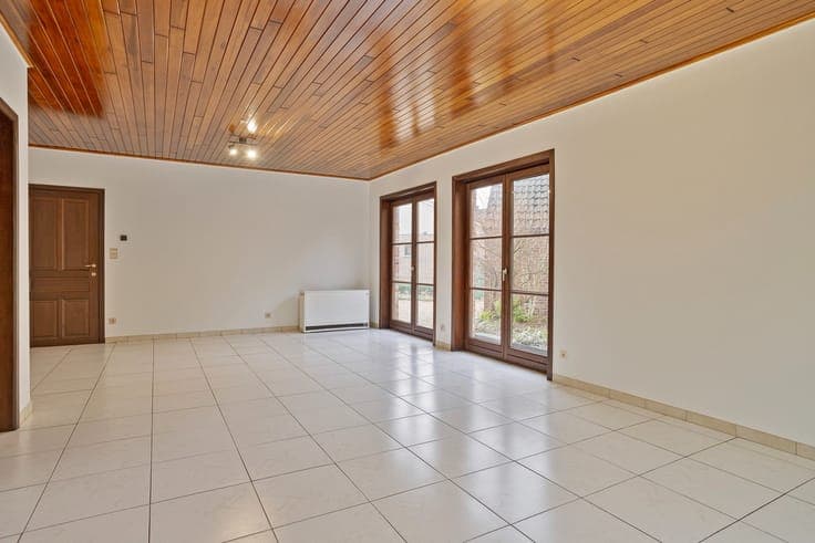Ruime halfopen gezinswoning met 4 slaapkamers, garage en ...