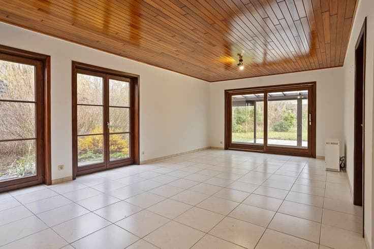 Ruime halfopen gezinswoning met 4 slaapkamers, garage en ...