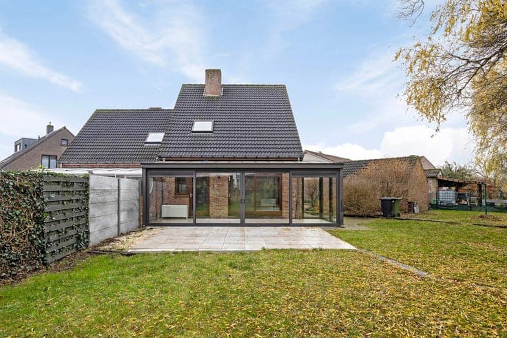 Ruime halfopen gezinswoning met 4 slaapkamers, garage en ...