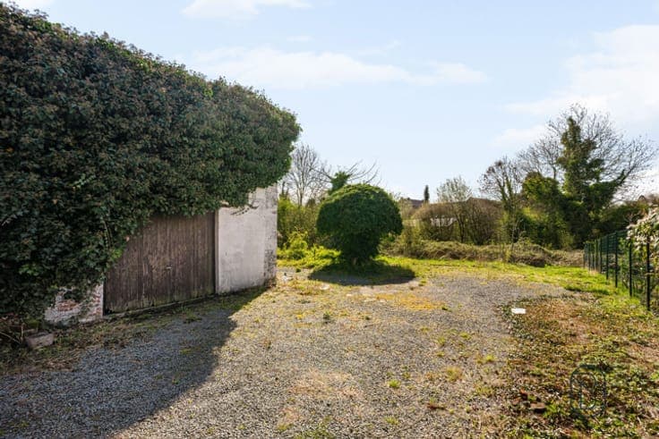 Charming farmhouse to renovate with barn on 36 ares!