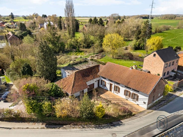 Charming farmhouse to renovate with barn on 36 ares!