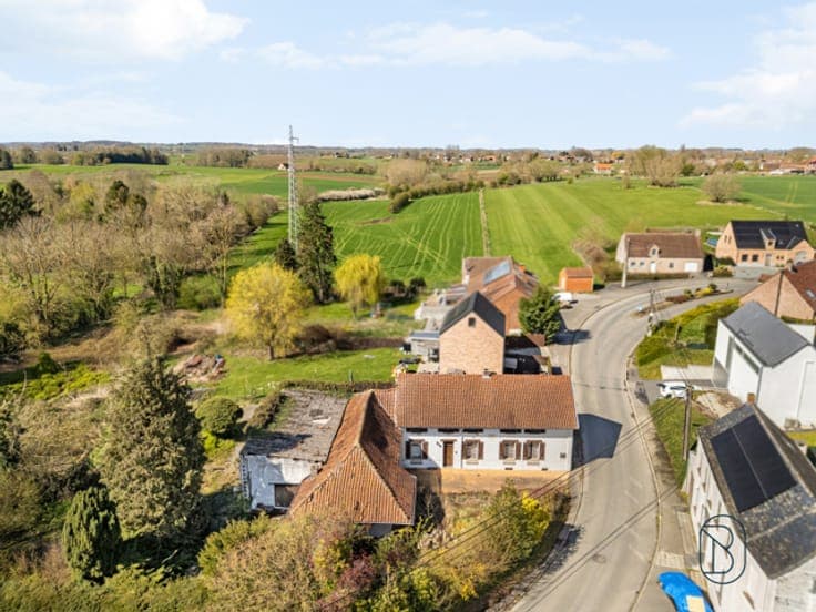 Charming farmhouse to renovate with barn on 36 ares!