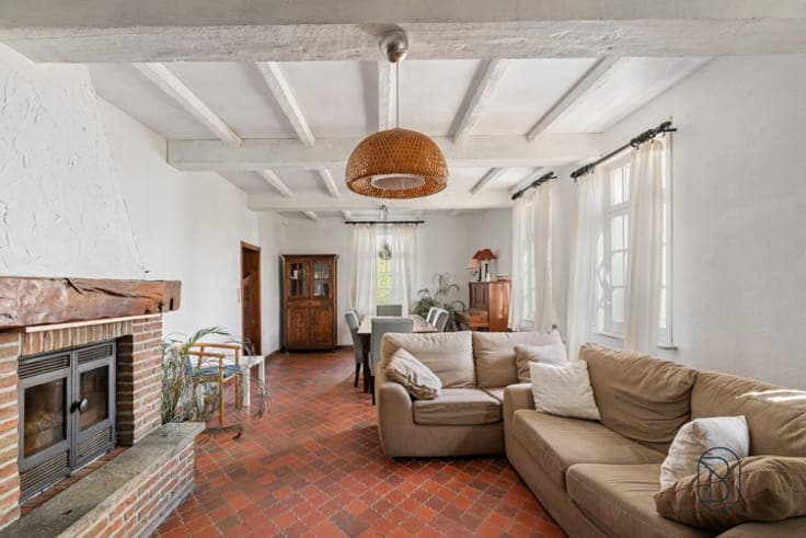 Charming farmhouse to renovate with barn on 36 ares!