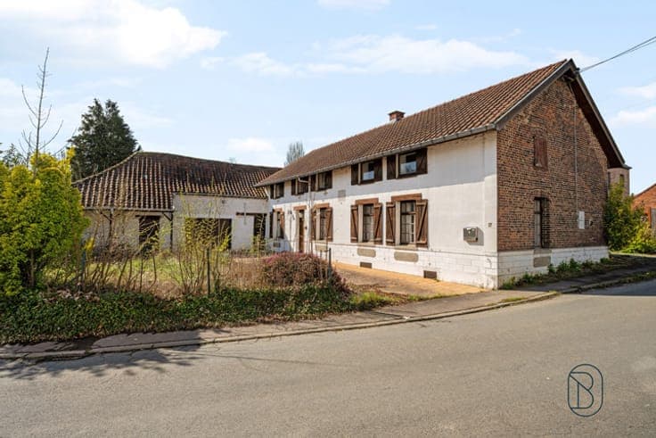 Charming farmhouse to renovate with barn on 36 ares!