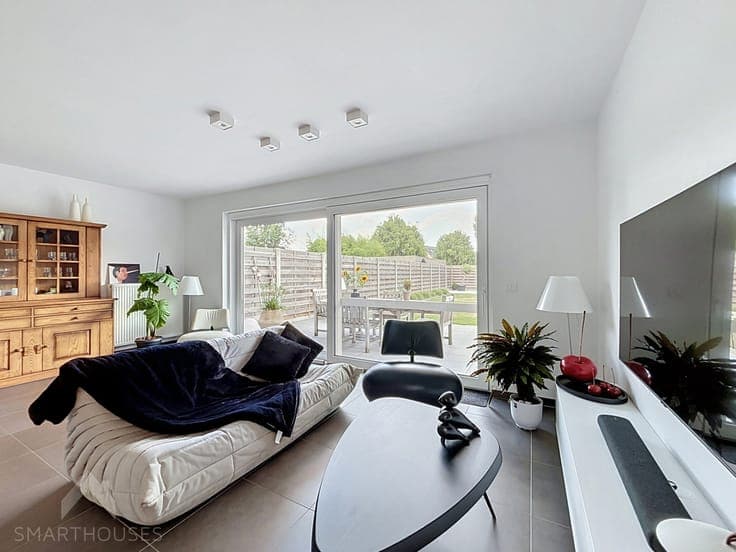Recent semi-detached house with 3 bedrooms and solar panels