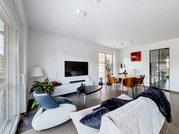 Recent semi-detached house with 3 bedrooms and solar panels