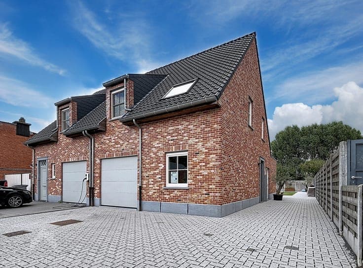 Recent semi-detached house with 3 bedrooms and solar panels