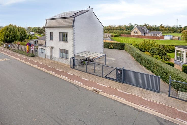 Ruime woning met vier slaapkamers, tuin en tal van mogeli...