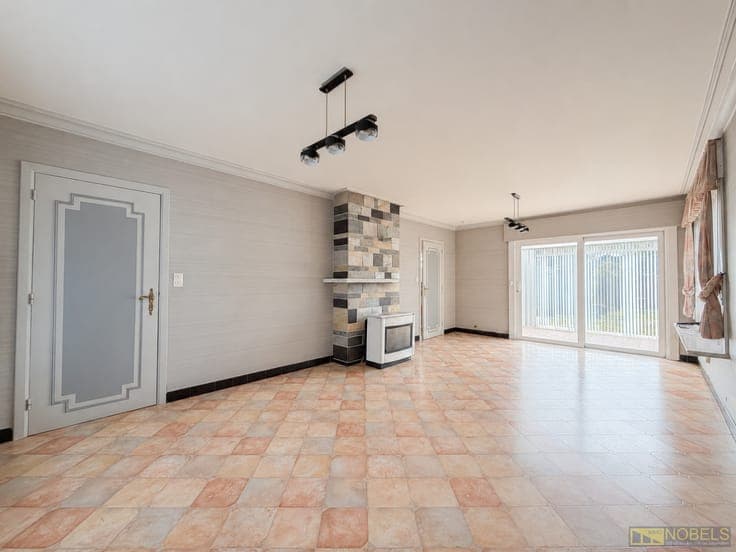 Te koop, Te renoveren gezinswoning met 5 slaapkamers nabi...