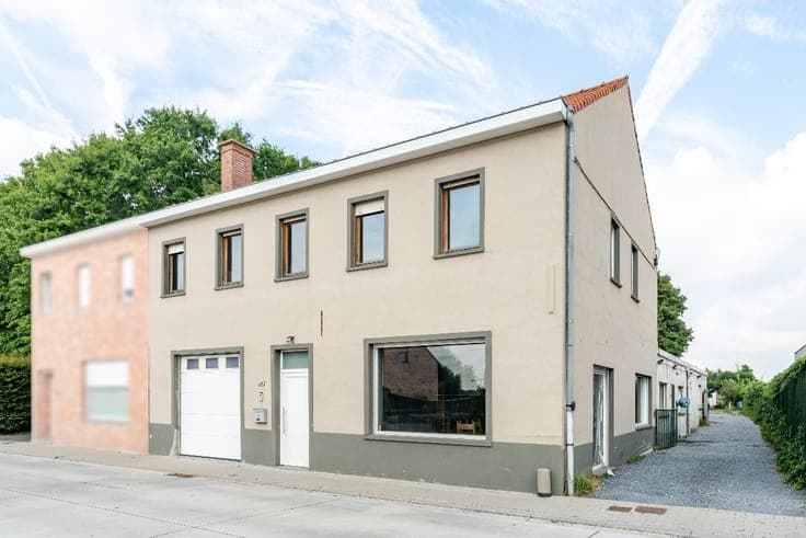Spacious house with a shed and a second house for sale