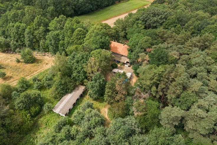 te renoveren woning op een uniek domein