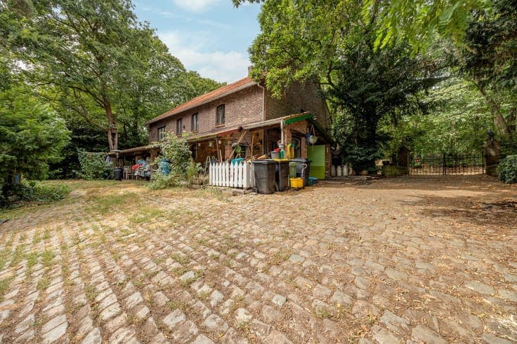 te renoveren woning op een uniek domein
