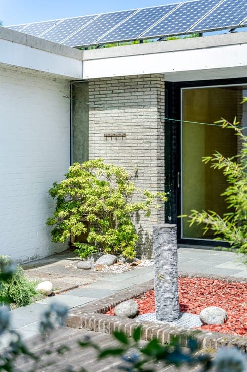 Architectural residence with a unique living concept and ver