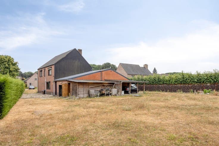 RUIME OP TE FRISSEN VRIJSTAANDE WONING OP 16A TE ZUTENDAAL.