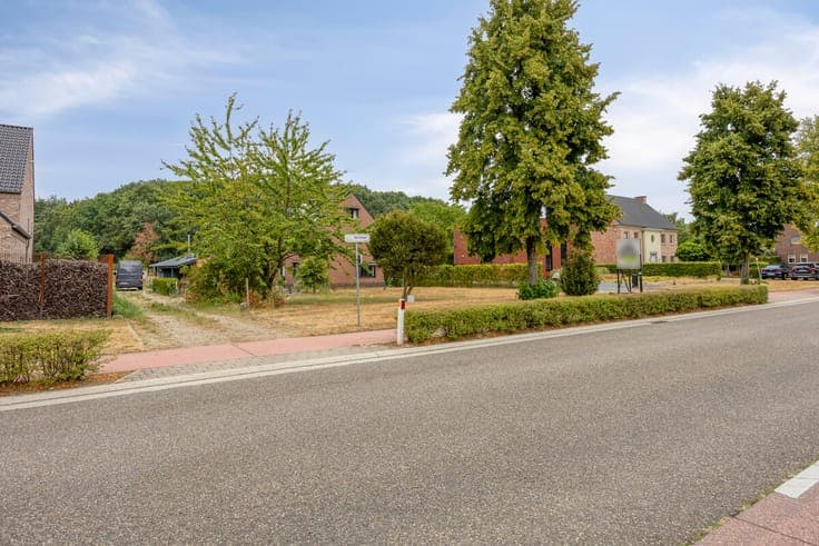 RUIME OP TE FRISSEN VRIJSTAANDE WONING OP 16A TE ZUTENDAAL.