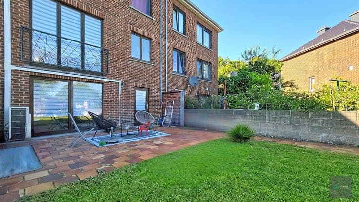 Bonne maison avec jardin dans quartier calme