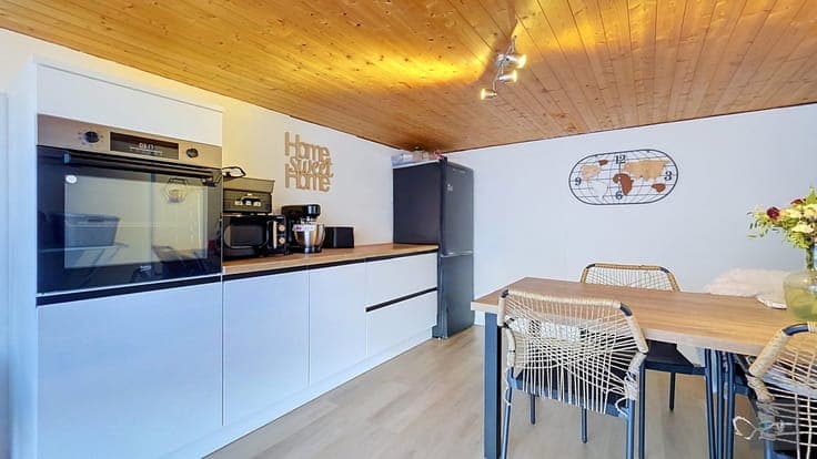 Bonne maison avec jardin dans quartier calme