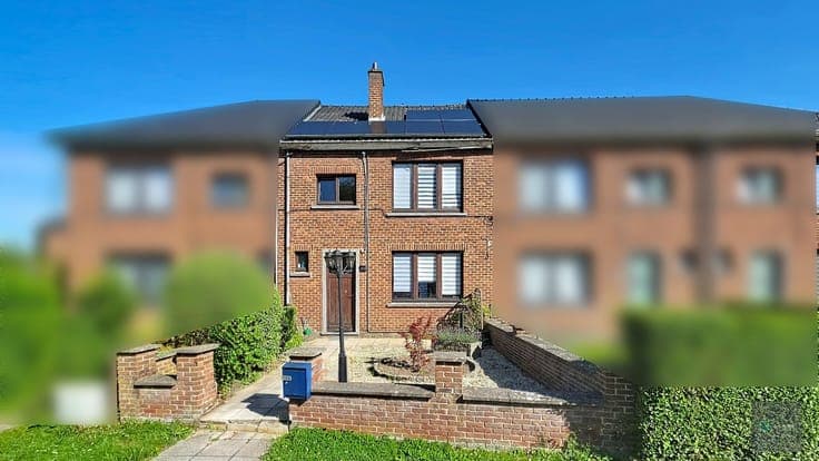 Bonne maison avec jardin dans quartier calme