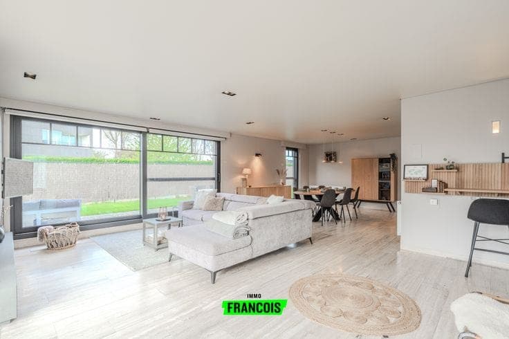 Move-in ready villa (EPC A!) with huge living area and 7 be…