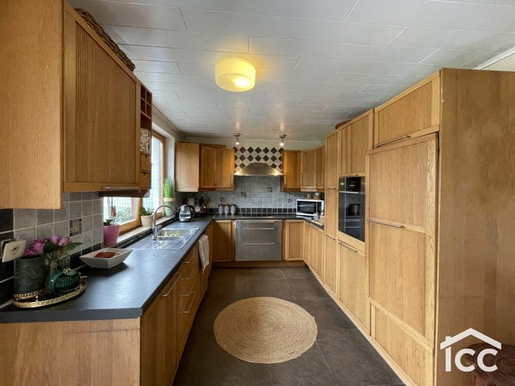 3-BED HOUSE + OFFICE, GARAGE & GARDEN
