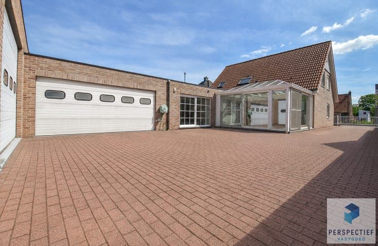 Unieke villa met dubbele garage en opslagplaats/ loods in...