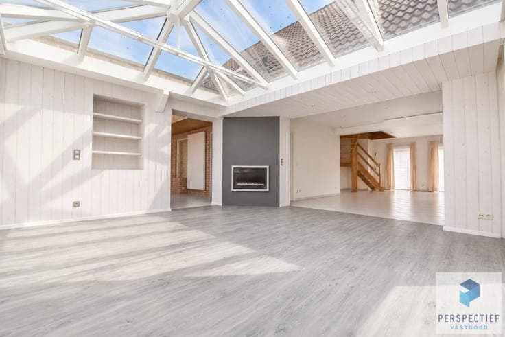 Unieke villa met dubbele garage en opslagplaats/ loods in...