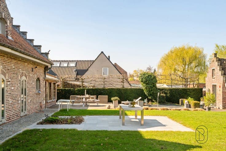 Versatile villa with garden and separate unit