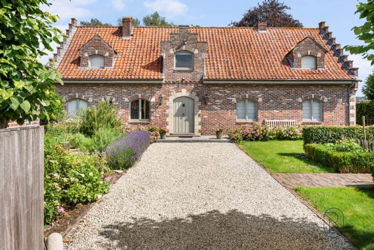Versatile villa with garden and separate unit