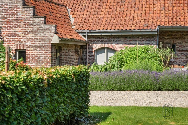 Versatile villa with garden and separate unit