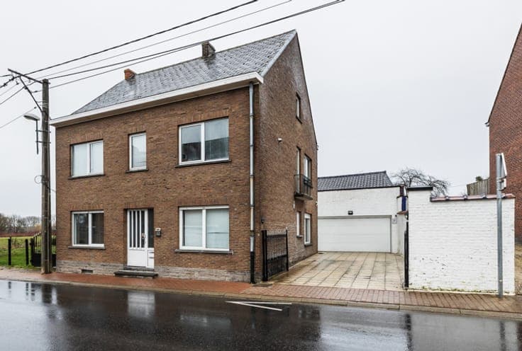 2-unit building with garden and garage – great opportunity