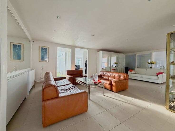 Uitzonderlijk ruime villa (450 m²) met enorm potentieel i...